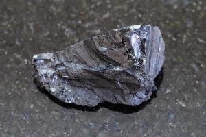 Carbón de antracita en bruto sobre fondo oscuro foto