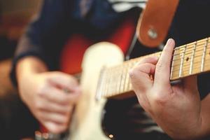 un músico toca una guitarra eléctrica en un concierto. foto