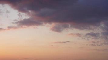 la hermosa vista del atardecer con las coloridas nubes y el cielo en la ciudad foto