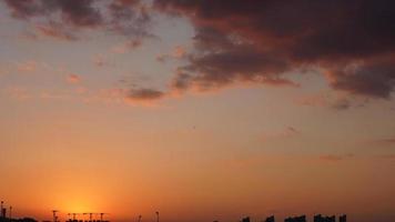 la hermosa vista del atardecer con las coloridas nubes y el cielo en la ciudad foto