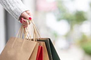 mujer sosteniendo bolsas de compras centro comercial foto