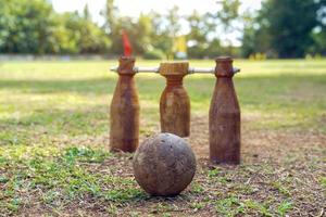 Woodball es un deporte que se juega similar al golf. el equipo de juego es solo bates, bolas de madera y arcos. Se puede jugar en cualquier tipo de césped. enfoque suave y selectivo. foto