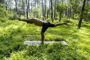 hombre mexicano haciendo yoga y estirándose en el bosque, méxico foto