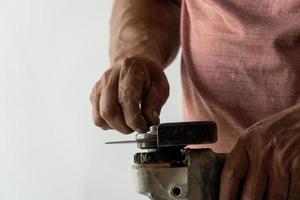 hombre latino buscando herramientas en su caja de herramientas, hispano, con destornillador en la mano foto