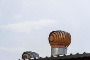 sistema de ventilación de conductos de aire de metal al aire libre de una imagen de fondo de la industria moderna de fábrica foto