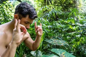 hombre visto de cerca, sin camisa haciendo estiramientos en colchoneta de yoga, ejercicio, américa latina foto