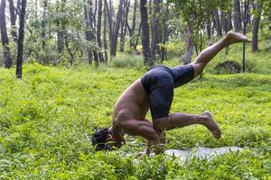 hombre hispano y latino, meditando en medio de un bosque, recibiendo rayos de sol, piel morena, méxico foto