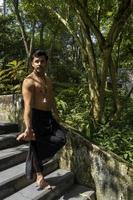 meditación de yoga al aire libre. siete brillantes todos los chakras. hombre practica yoga, méxico, gualdajara
