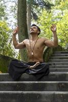 joven haciendo meditación en una escalera en un bosque, méxico foto