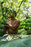 hombre visto de cerca, sin camisa haciendo estiramientos en colchoneta de yoga, ejercicio, américa latina foto