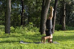 joven, haciendo yoga o reiki, en el bosque vegetación muy verde, en méxico, guadalajara, bosque colomos, hispano, foto