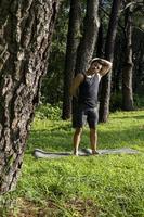 joven, haciendo yoga o reiki, en el bosque vegetación muy verde, en méxico, guadalajara, bosque colomos, hispano, foto