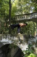 hombre mexicano haciendo yoga y estirándose en el bosque, méxico foto