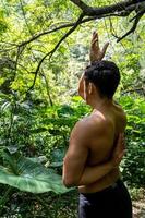 meditación de yoga al aire libre. siete brillantes todos los chakras. hombre practica yoga, méxico, gualdajara foto