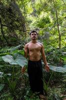 joven haciendo meditación en una escalera en un bosque, méxico foto