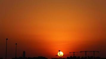 la hermosa vista del atardecer con las coloridas nubes y el cielo en la ciudad foto