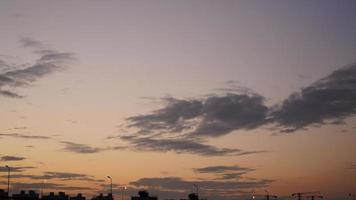 la hermosa vista del atardecer con las coloridas nubes y el cielo en la ciudad foto