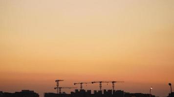 la hermosa vista del atardecer con las coloridas nubes y el cielo en la ciudad foto