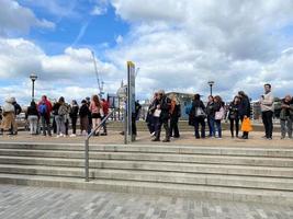 londres en el reino unido en septiembre de 2022. gente en una cola para ver a la reina acostada en el estado. foto