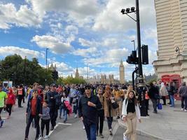 londres en el reino unido en septiembre de 2022. gente en una cola para ver a la reina acostada en el estado. foto