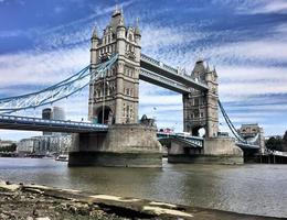 una vista del puente de la torre en londres foto