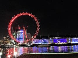 Londres en el Reino Unido en marzo de 2018. Una vista del ojo de Londres por la noche foto