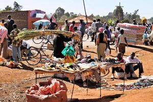 kimilili en kenia en febrero de 2011. una vista de personas que venden productos en kenia foto