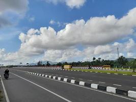 carretera con fondo de cielo azul con pocas nubes foto