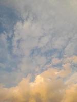 hermoso cielo con nubes antes del atardecer foto