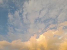 hermoso cielo con nubes antes del atardecer foto