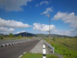 Resumen desenfocado de la carretera con fondo de cielo azul con pocas nubes foto