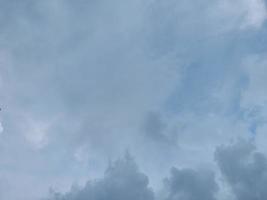 nubes negras en el cielo azul foto