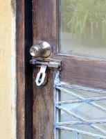 puerta de madera vintage antigua cerrada con cerradura de puerta y pomo foto