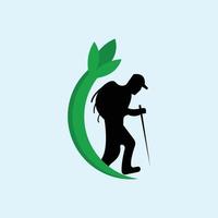 logotipo de icono de escalada de montaña verde vector