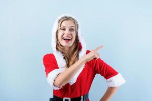 primer plano de una mujer feliz caucásica con ropa de santa riendo foto