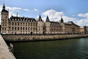 una vista panorámica de parís bajo el sol de verano foto