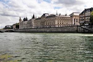 una vista panorámica de parís bajo el sol de verano foto