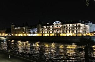 una vista panorámica de París en el verano foto