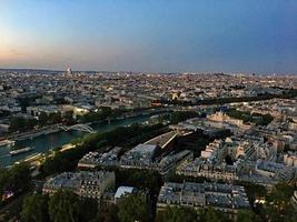 una vista panorámica de París en el verano foto