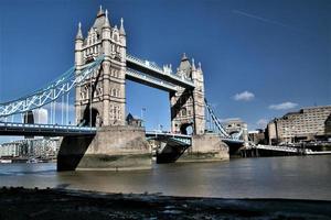 una vista del puente de la torre en londres foto