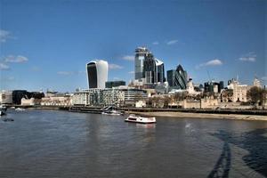 una vista del río támesis en londres foto