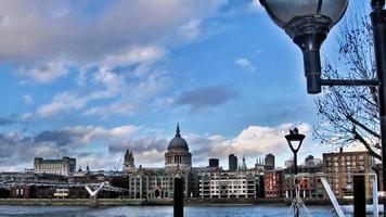 una vista de la catedral de san pablo en londres foto