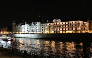 una vista panorámica de París en el verano foto