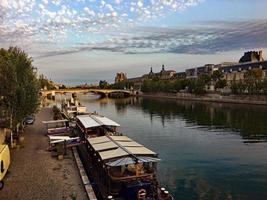 una vista panorámica de París en el verano foto