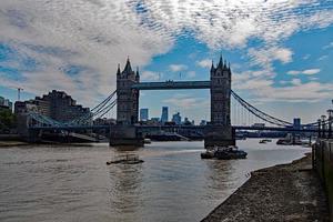 una vista del puente de la torre en londres foto