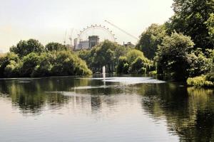 una vista del parque st james en londres foto