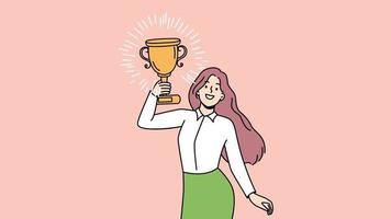sonriente empresaria exitosa con trofeo de oro. una empleada feliz y motivada muestra un premio o premio de oro. éxito y liderazgo. ilustración de movimiento video