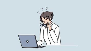 mujer que trabaja en una laptop confundida con un error o problema en la pantalla. empleada ocupada en la computadora frustrada con un mensaje en línea en la notificación. ilustración, movimiento. video