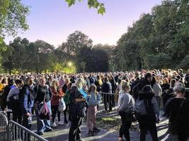 londres en el reino unido en septiembre de 2022. gente en una cola para ver a la reina acostada en el estado. foto