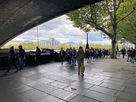 londres en el reino unido en septiembre de 2022. gente en una cola para ver a la reina acostada en el estado. foto